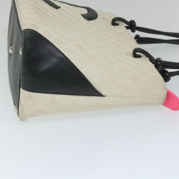 Pre Loved chanel Women White Tote Bags - Picture 3 of 8